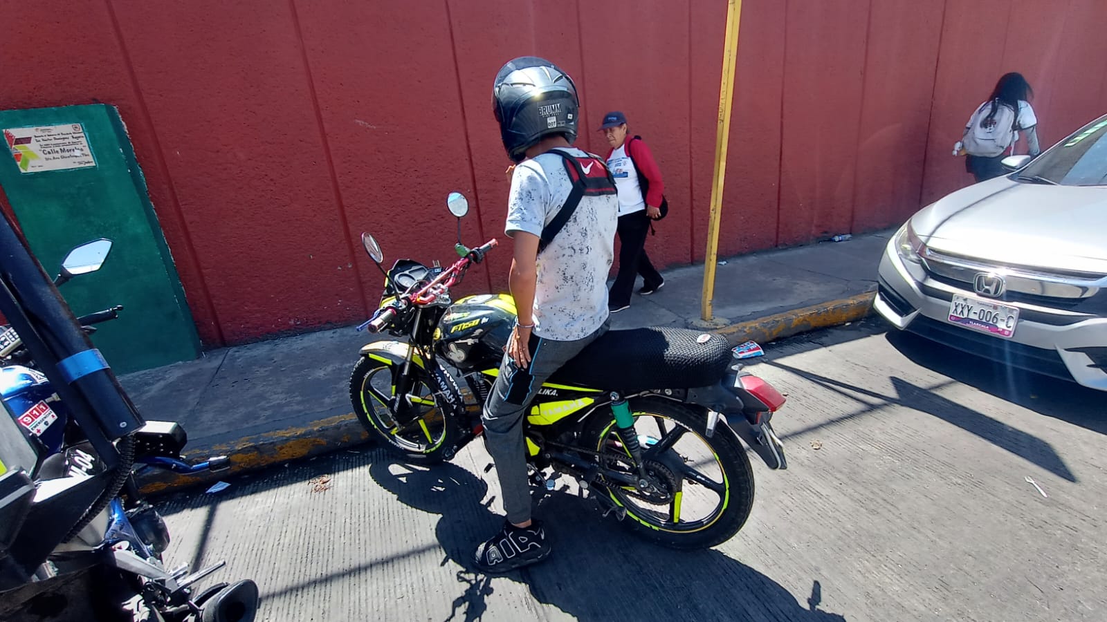 Revisión de documentos a motociclistas, importante para la seguridad de los chiautempenses